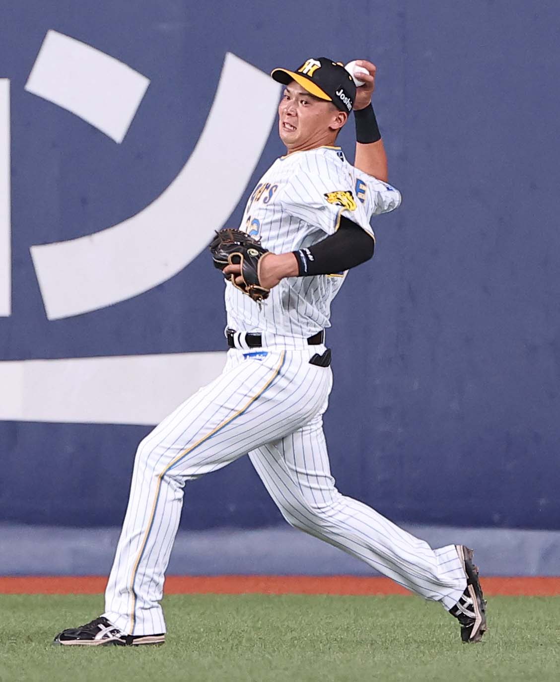 阪神対中日　3回表中日無死、土田の右前安打を処理する井上（撮影・上田博志）