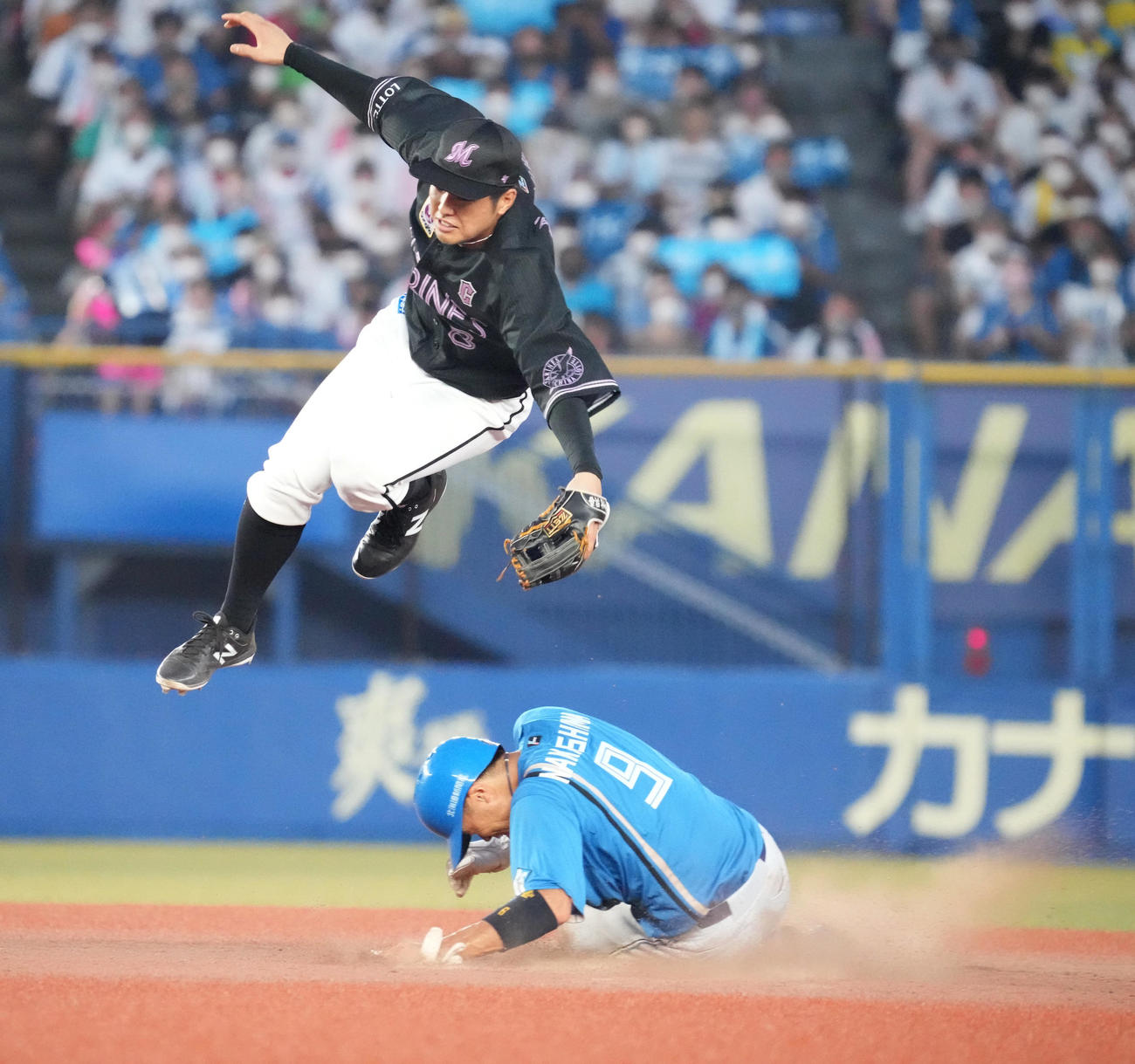 ロッテ対日本ハム　4回表日本ハム2死一塁、一塁走者の中島は二塁盗塁を決める。左はロッテ中村奨（撮影・小沢裕）
