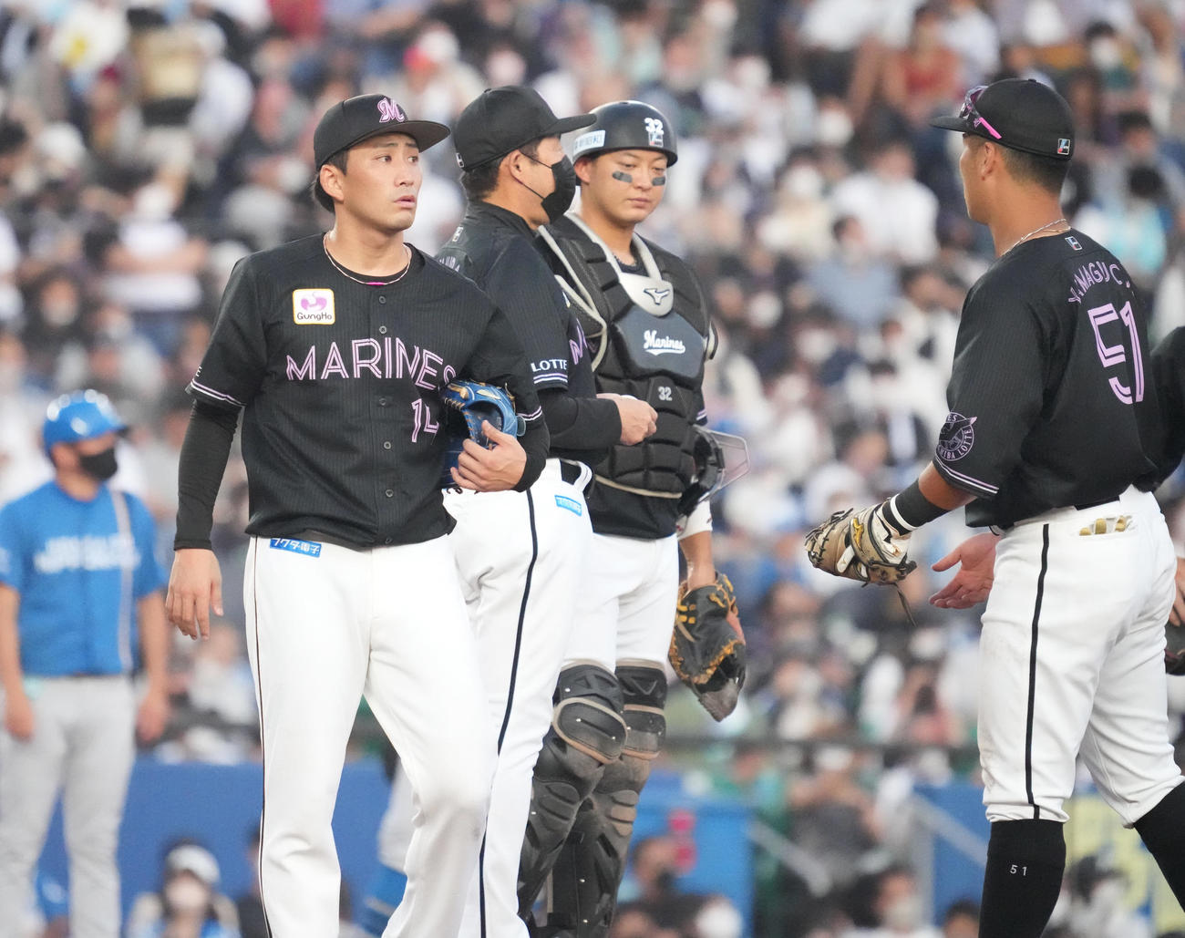 ロッテ対日本ハム　3回途中4失点で降板するロッテ先発の小島（撮影・小沢裕）