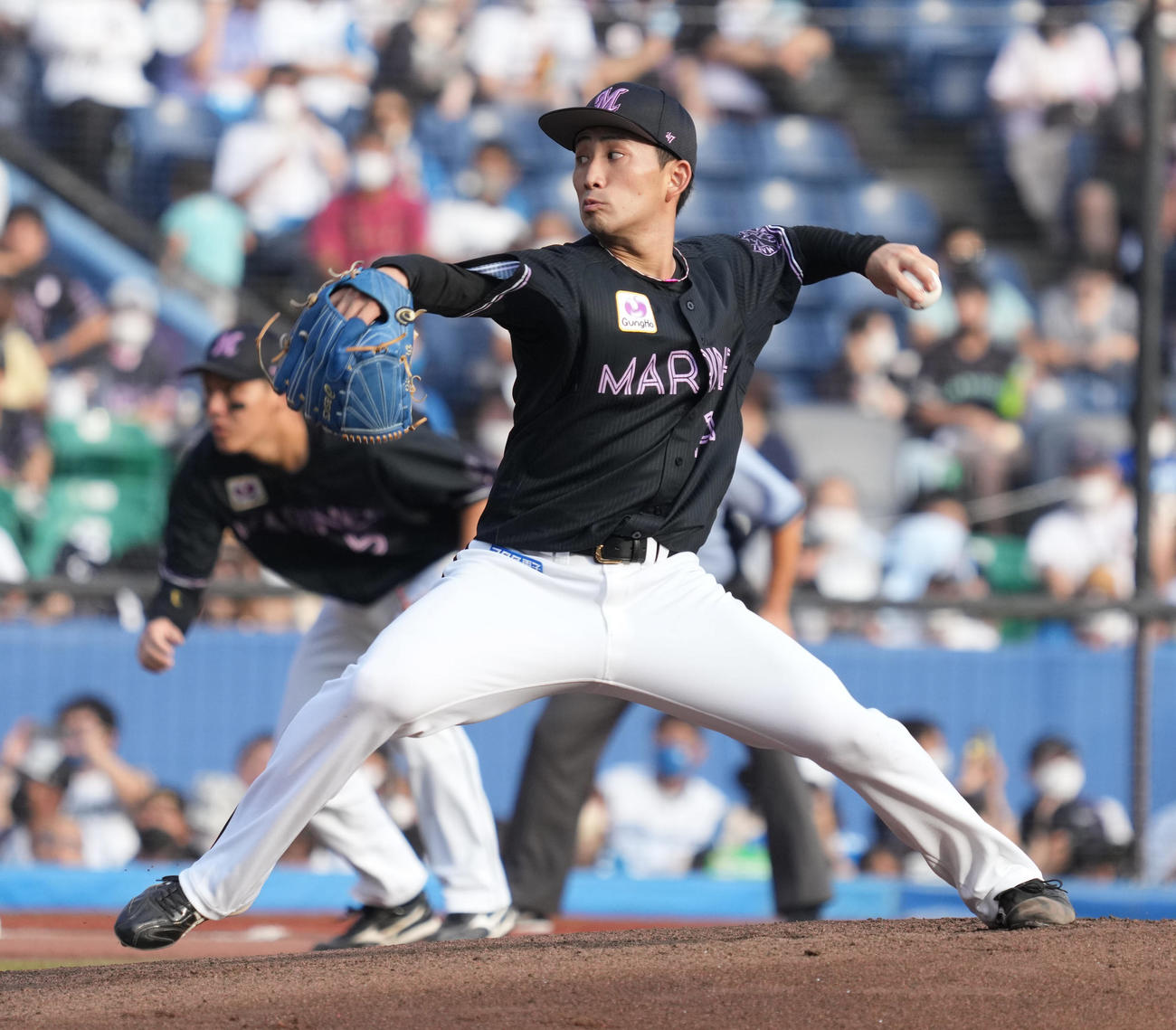 ロッテ対日本ハム　力投するロッテ先発の小島（撮影・小沢裕）