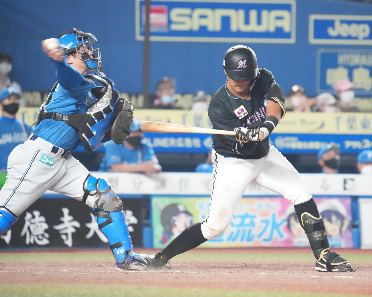 ロッテ対日本ハム　5回裏ロッテ1死一、二塁、日本ハム梅林（左）は一塁走者中村奨の二塁盗塁を阻止する。打者山口（撮影・小沢裕）