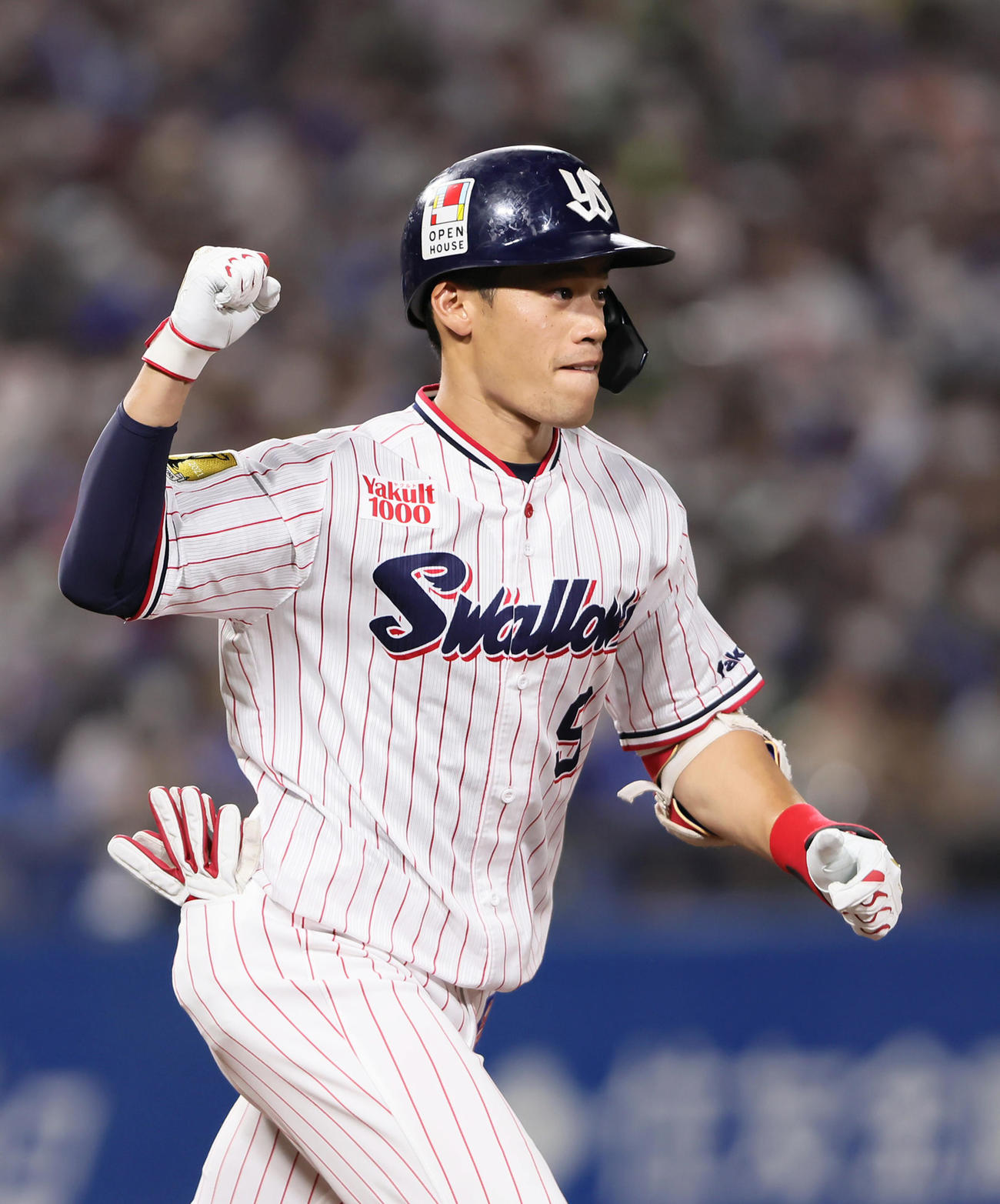 ヤクルト対DeNA  4回裏ヤクルト無死一塁、塩見は右越え2点本塁打を放ちガッツポーズ（撮影・足立雅史）