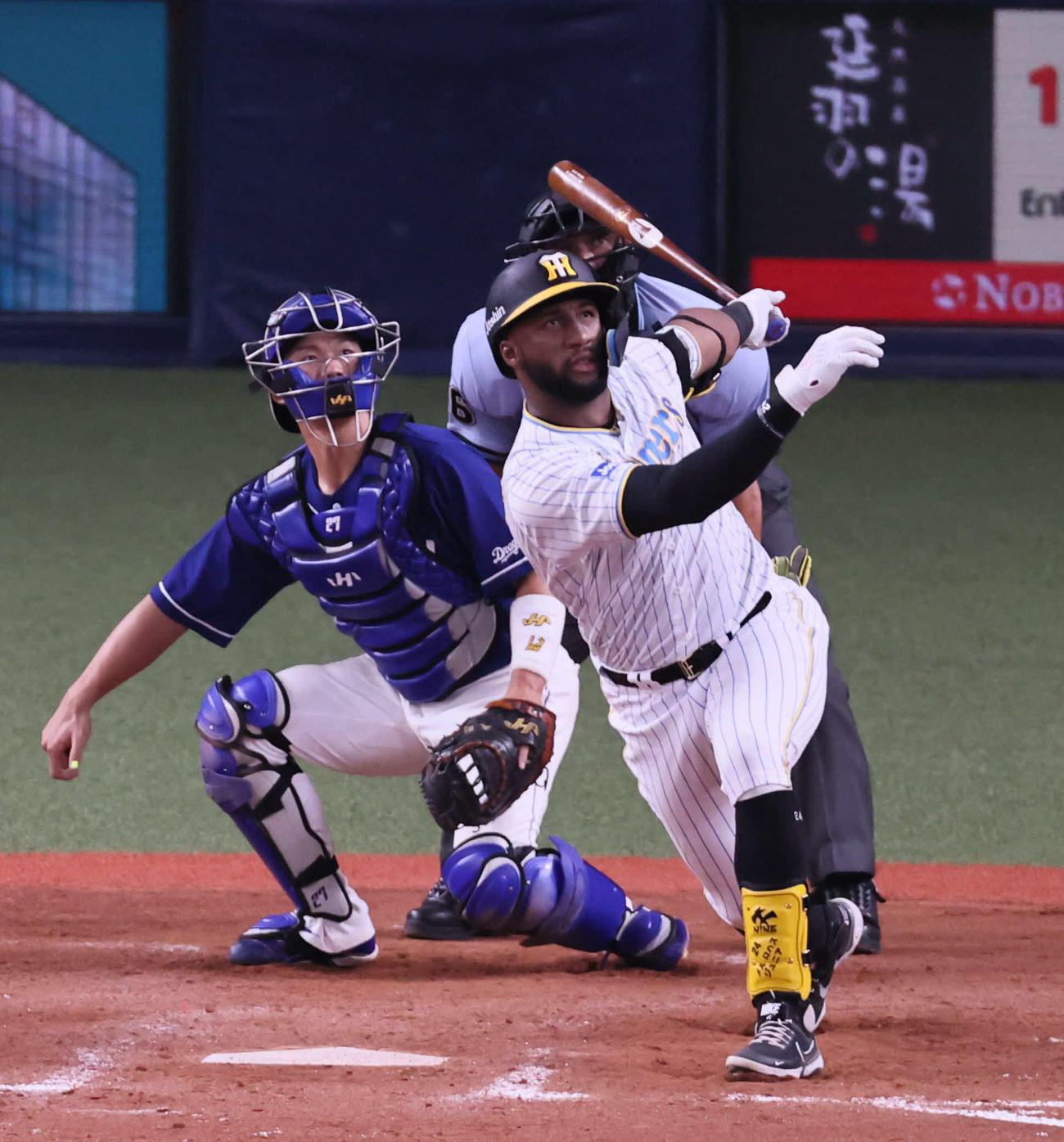 阪神対中日　5回裏阪神2死一、二塁、ロハスは左越え同点3点本塁打を放つ（撮影・宮崎幸一）