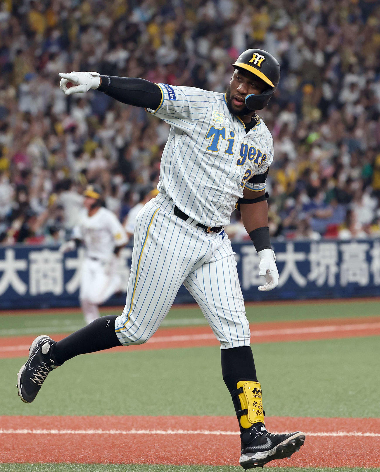 阪神対中日　5回裏阪神2死一、二塁、ロハス・ジュニアは左越えに同点3点本塁打を放つ（撮影・上田博志）