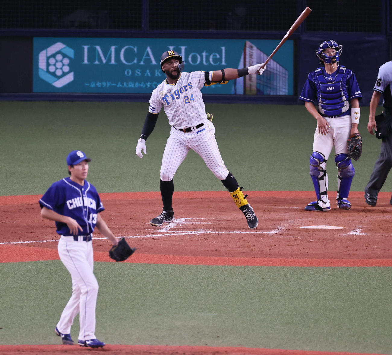 阪神対中日　5回裏阪神2死一、二塁、ロハスは左越え同点3点本塁打を放つ（撮影・宮崎幸一）