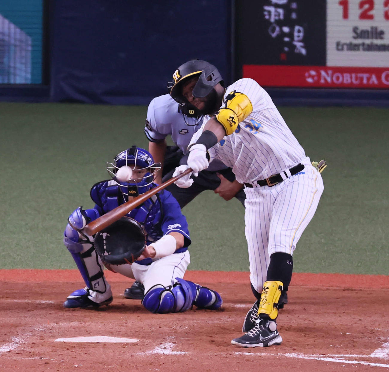 阪神対中日　5回裏阪神2死一、二塁、ロハスは左越え同点3点本塁打を放つ（撮影・宮崎幸一）