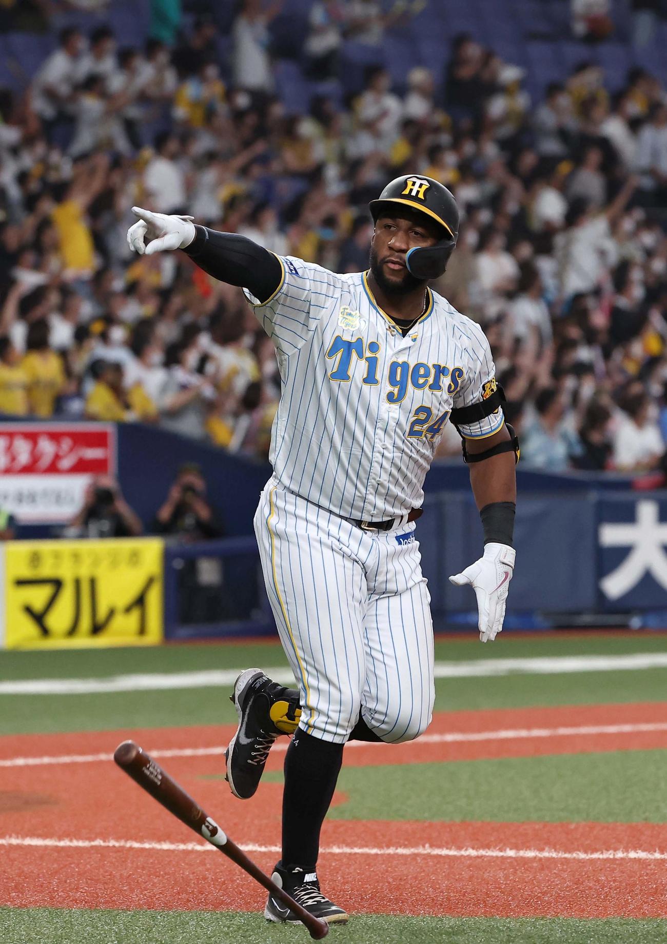 阪神対中日　5回裏阪神2死一、二塁、ロハス・ジュニアは左越えに同点3点本塁打を放つ（撮影・上田博志）