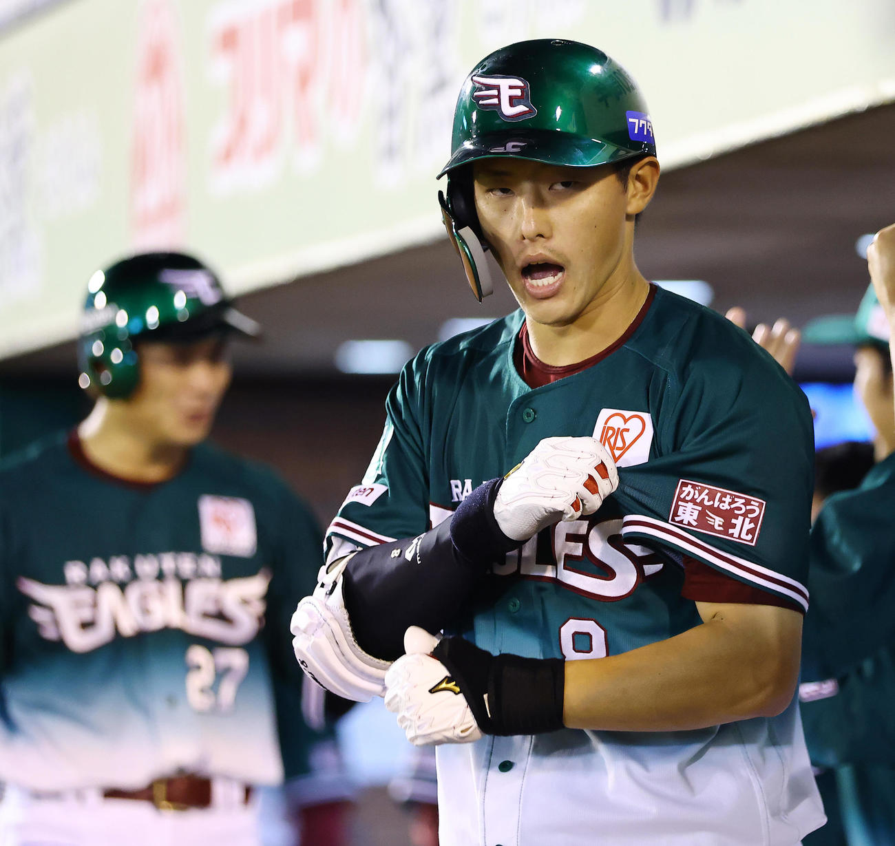 楽天対西武　7回裏楽天無死二塁、右越え2点本塁打を放ち「がんばろう東北」をアピールする辰己（撮影・垰建太）