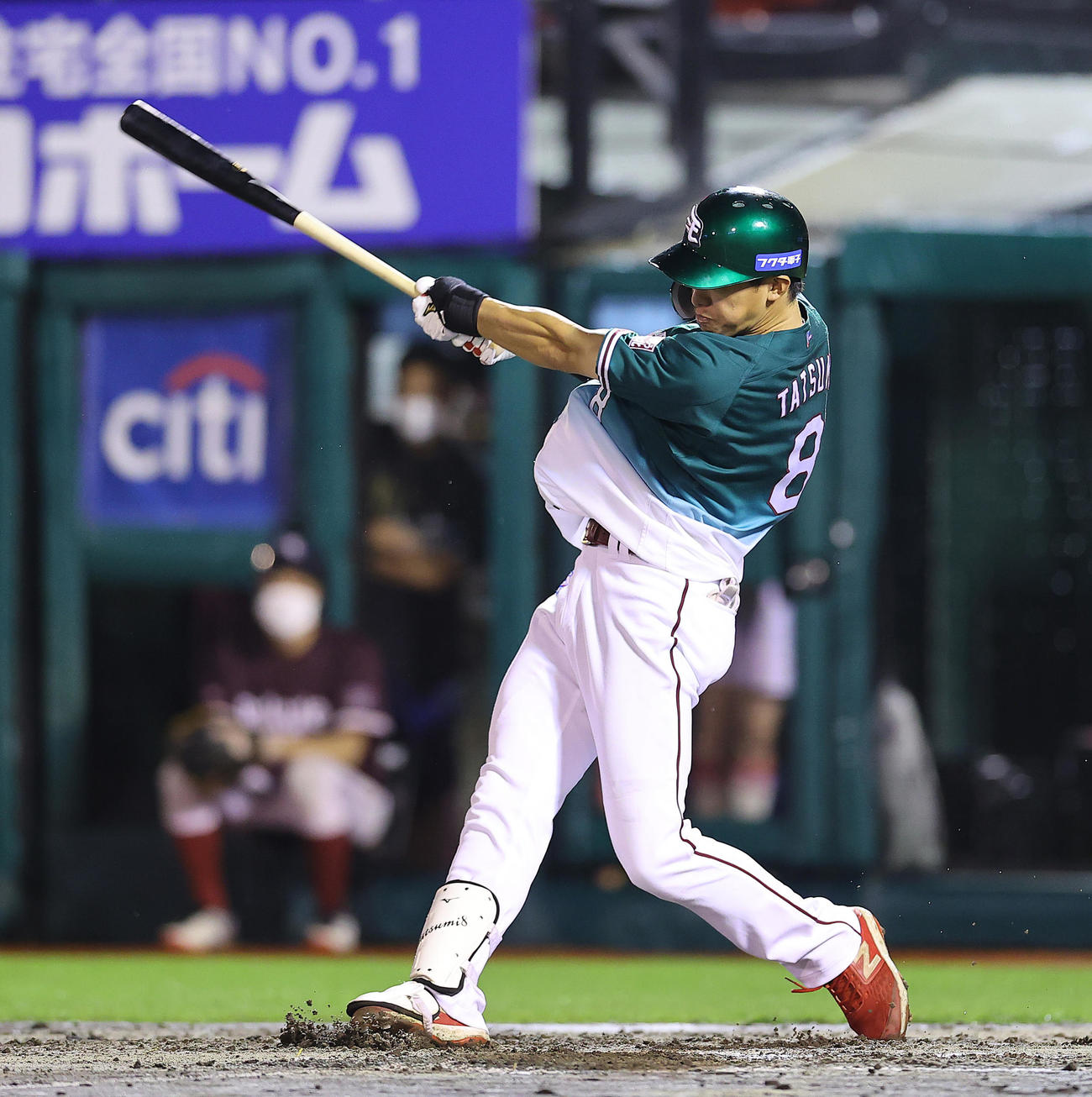 楽天対西武　7回裏楽天無死二塁、右越え2点本塁打を放つ辰己（撮影・垰建太）