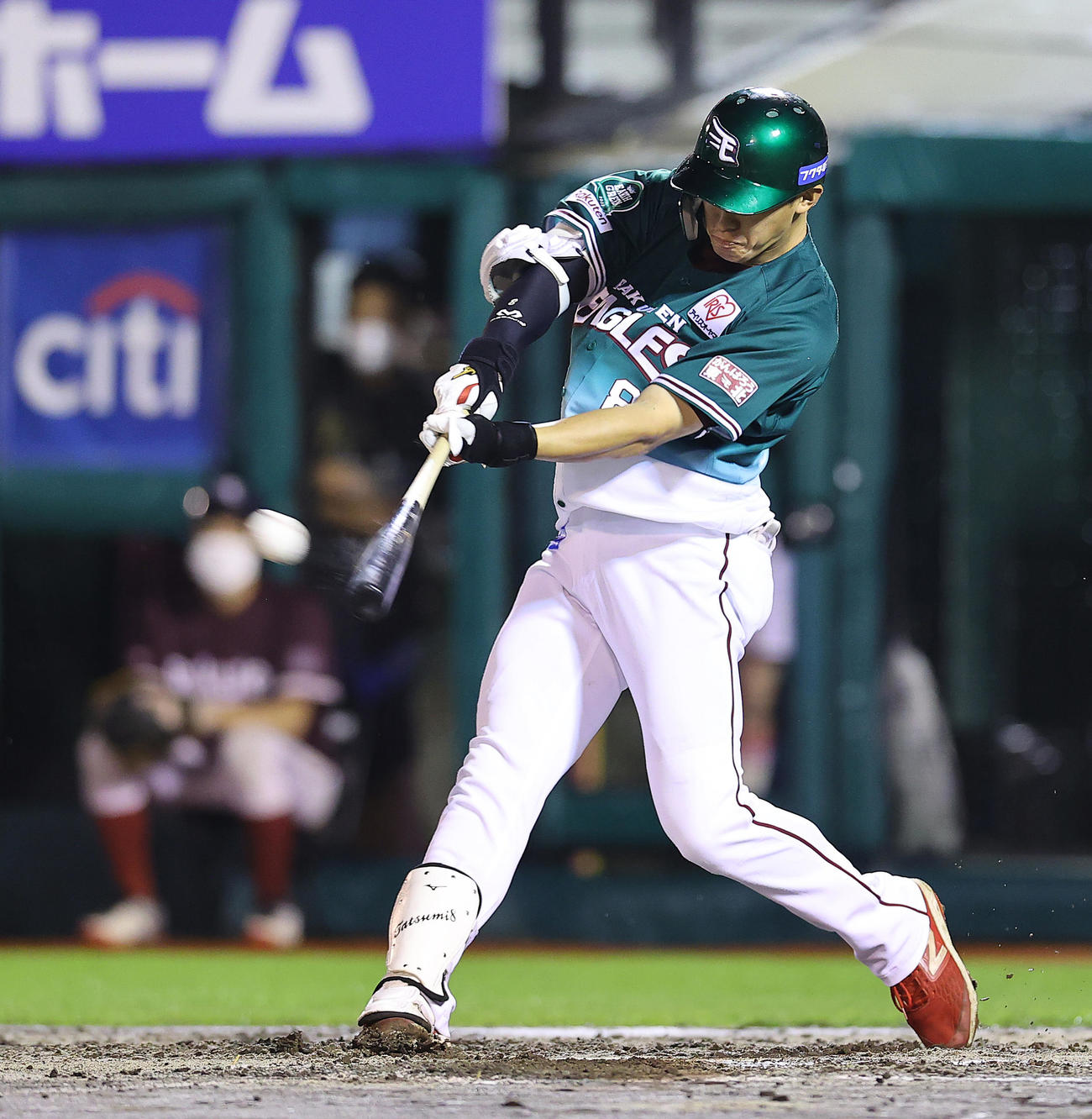 楽天対西武　7回裏楽天無死二塁、右越え2点本塁打を放つ辰己（撮影・垰建太）