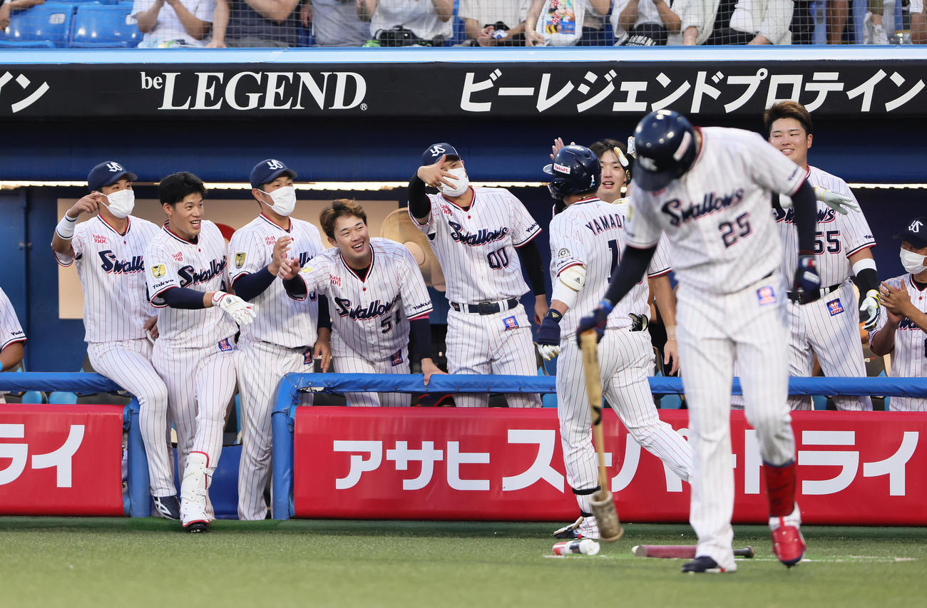 ヤクルト対DeNA  1回裏ヤクルト無死、先頭打者本塁打を放った山田（中央右背番号1）を迎えるナインら（撮影・足立雅史）