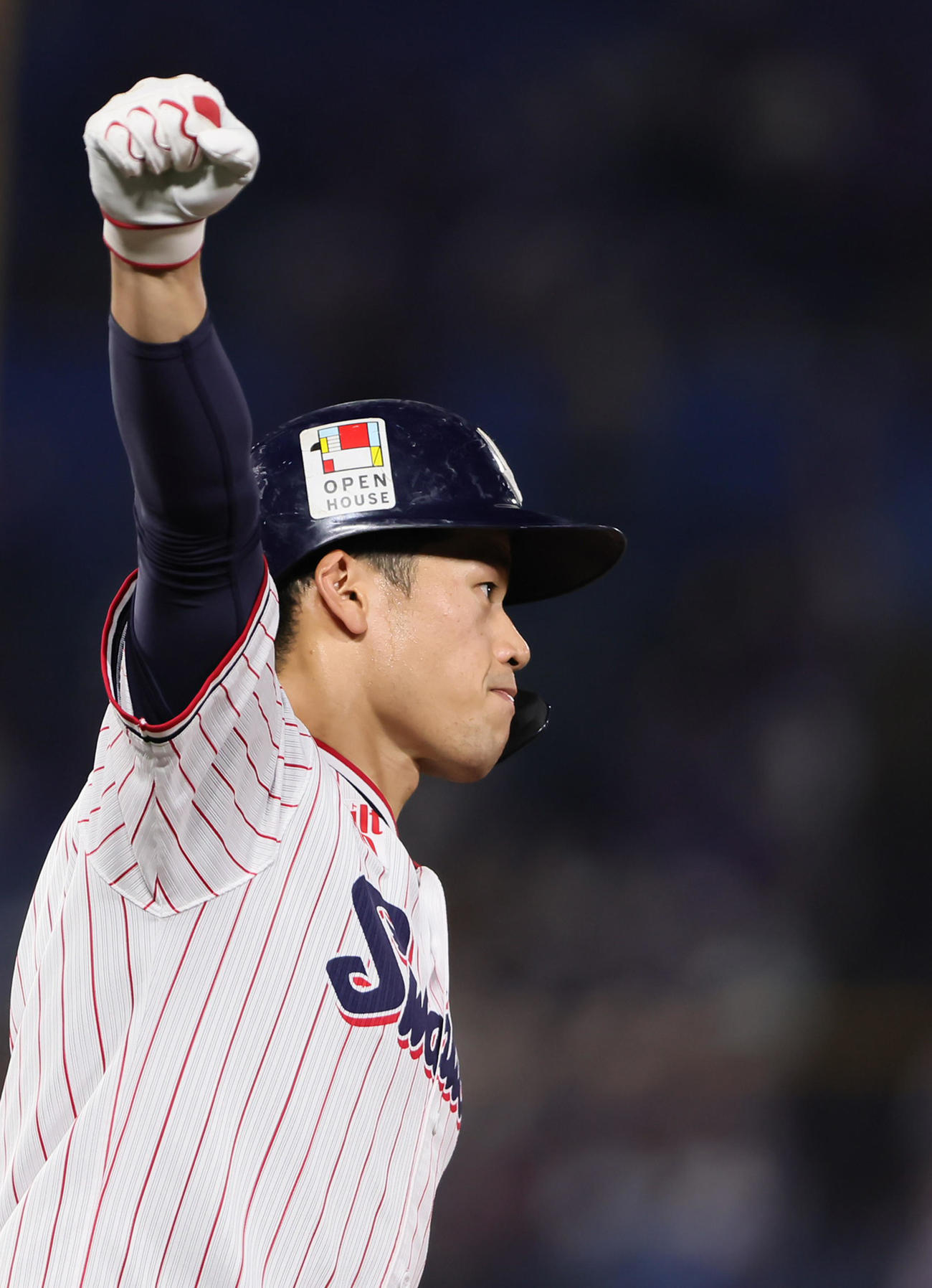 ヤクルト対DeNA  4回裏ヤクルト無死一塁、塩見は右越え2点本塁打を放ちガッツポーズ（撮影・足立雅史）