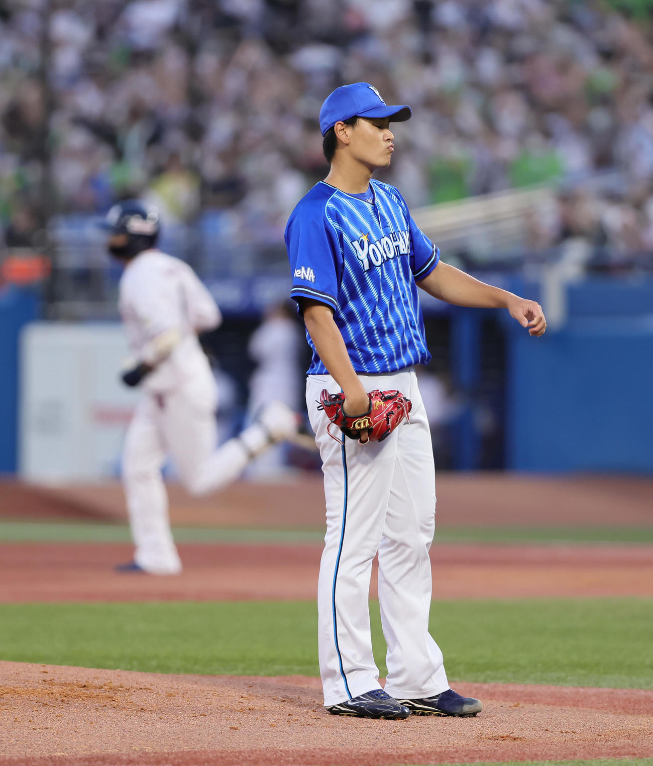 ヤクルト対DeNA  1回裏ヤクルト無死、山田（後方）に先頭打者本塁打を許す坂本（撮影・足立雅史）