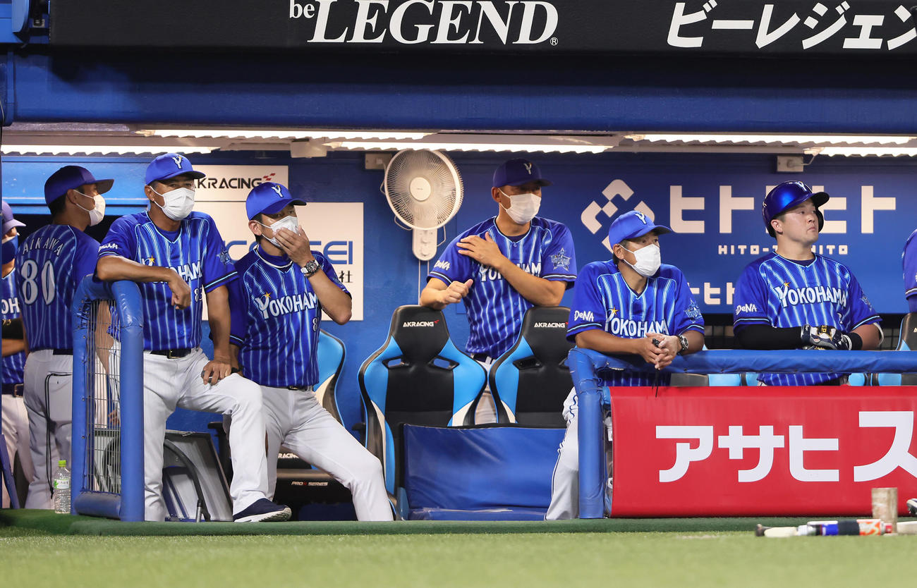ヤクルト対DeNA  5回表DeNA1死一、二塁、牧（右端）は投ゴロに倒れる。左から3人目は三浦監督（撮影・足立雅史）