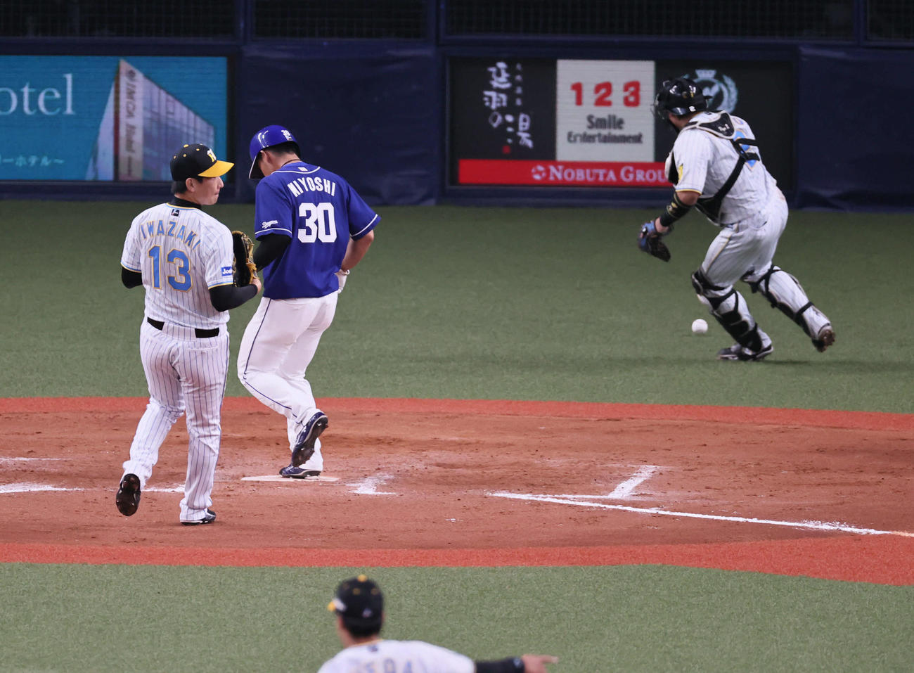 阪神対中日　9回表中日1死一、三塁、木下の3バントスクイズは失敗するも、岩崎の投球は高く浮き、梅野も捕れずに勝ち越し点を献上する（撮影・宮崎幸一）