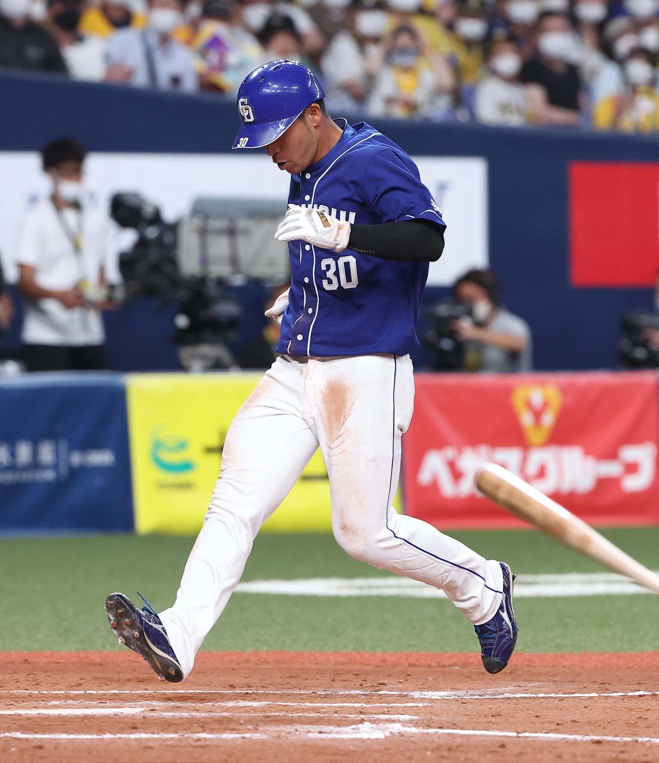 阪神対中日　9回表中日1死一、三塁、三好は本盗に成功する（撮影・上田博志）