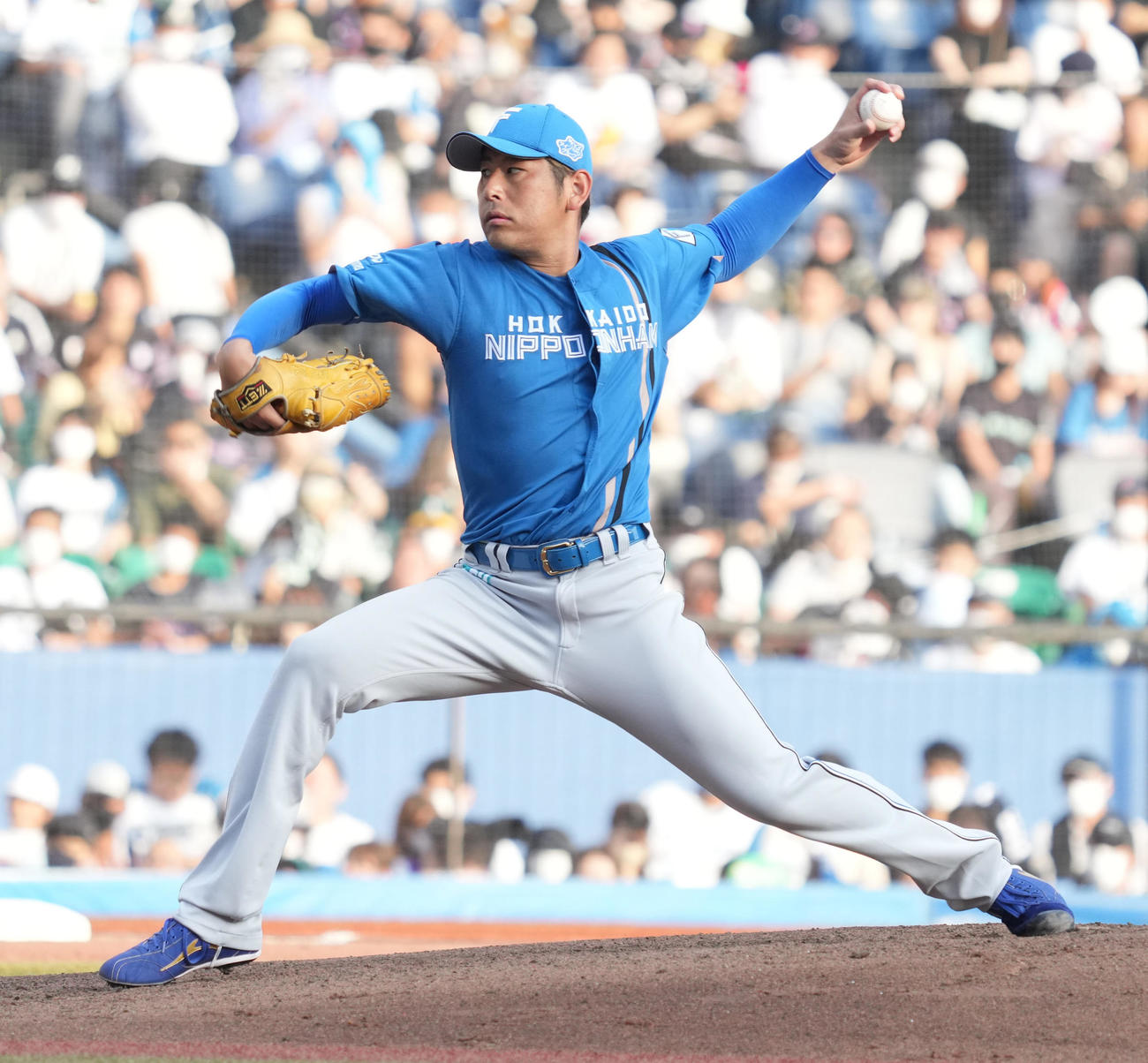 ロッテ対日本ハム　力投する日本ハム先発の加藤（撮影・小沢裕）