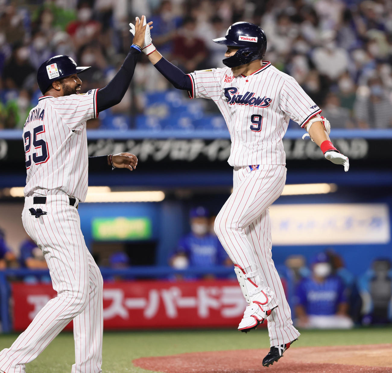 ヤクルト対DeNA  4回裏ヤクルト無死一塁、塩見（右）は右越え2点本塁打を放ちサンタナと笑顔でタッチを交わす（撮影・足立雅史）