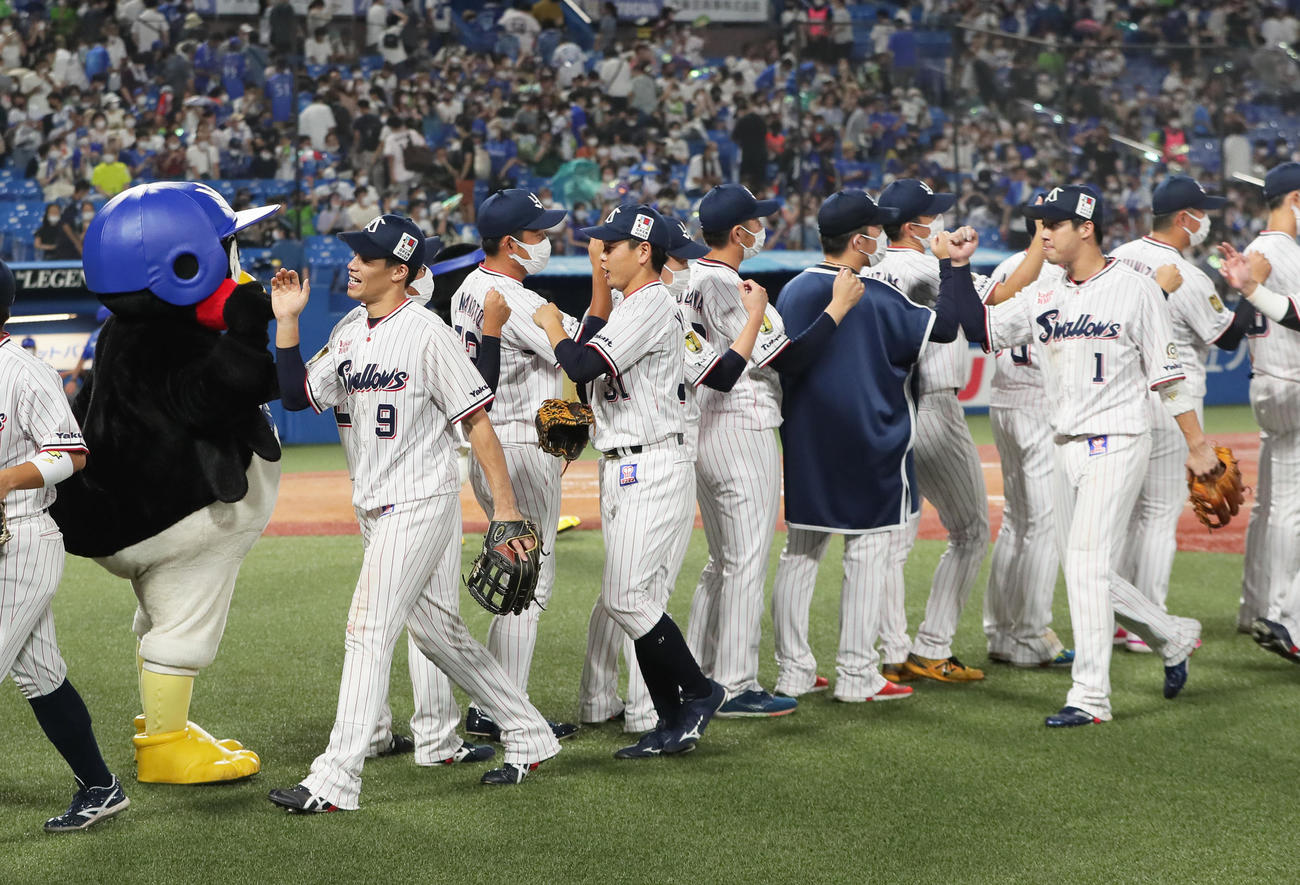 ヤクルト対DeNA　勝利しタッチを交わすヤクルト塩見（左端）、山田（右端）ら（撮影・足立雅史）