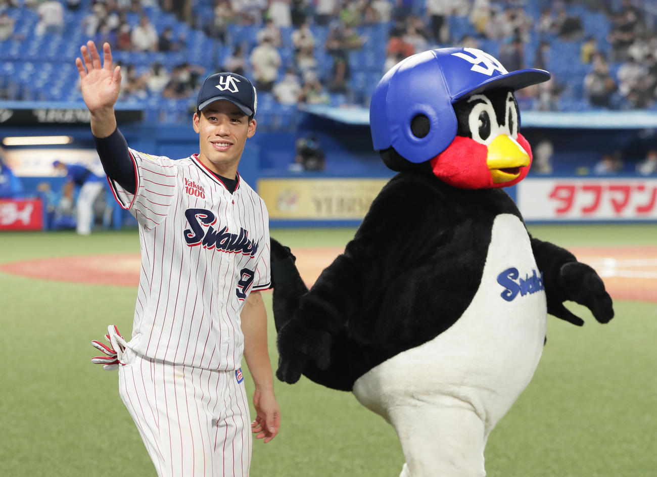 ヤクルト対DeNA　声援に応えるヤクルト塩見とつば九郎（撮影・足立雅史）