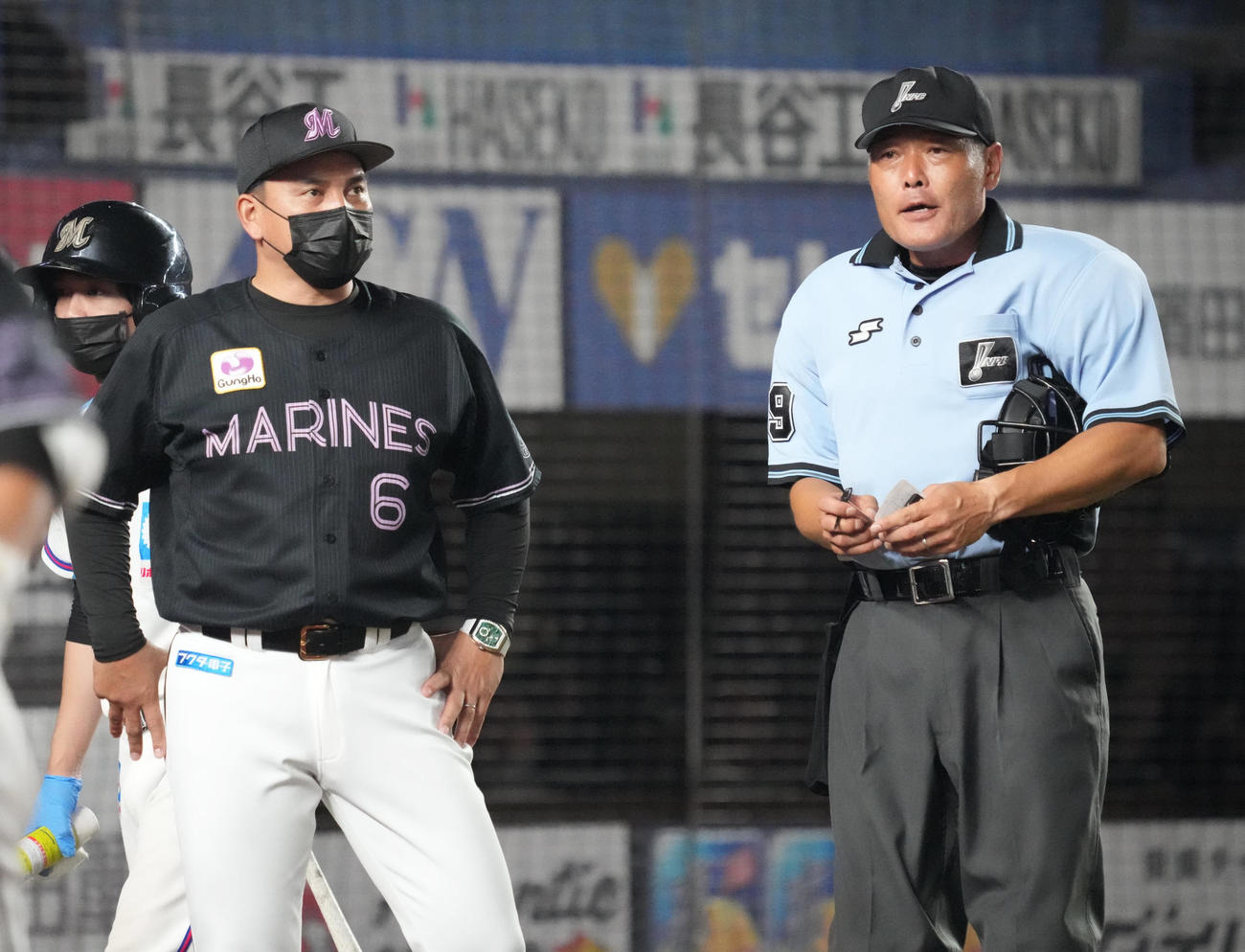 ロッテ対日本ハム　川口球審（右）に選手交代を告げるロッテ井口監督（撮影・小沢裕）