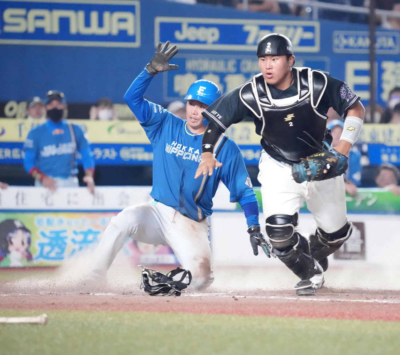 ロッテ対日本ハム　8回表日本ハム1死二、三塁、三塁走者の谷内（左）は野村の三ゴロを処理したロッテ安田の悪送球で生還する。捕手松川（撮影・小沢裕）