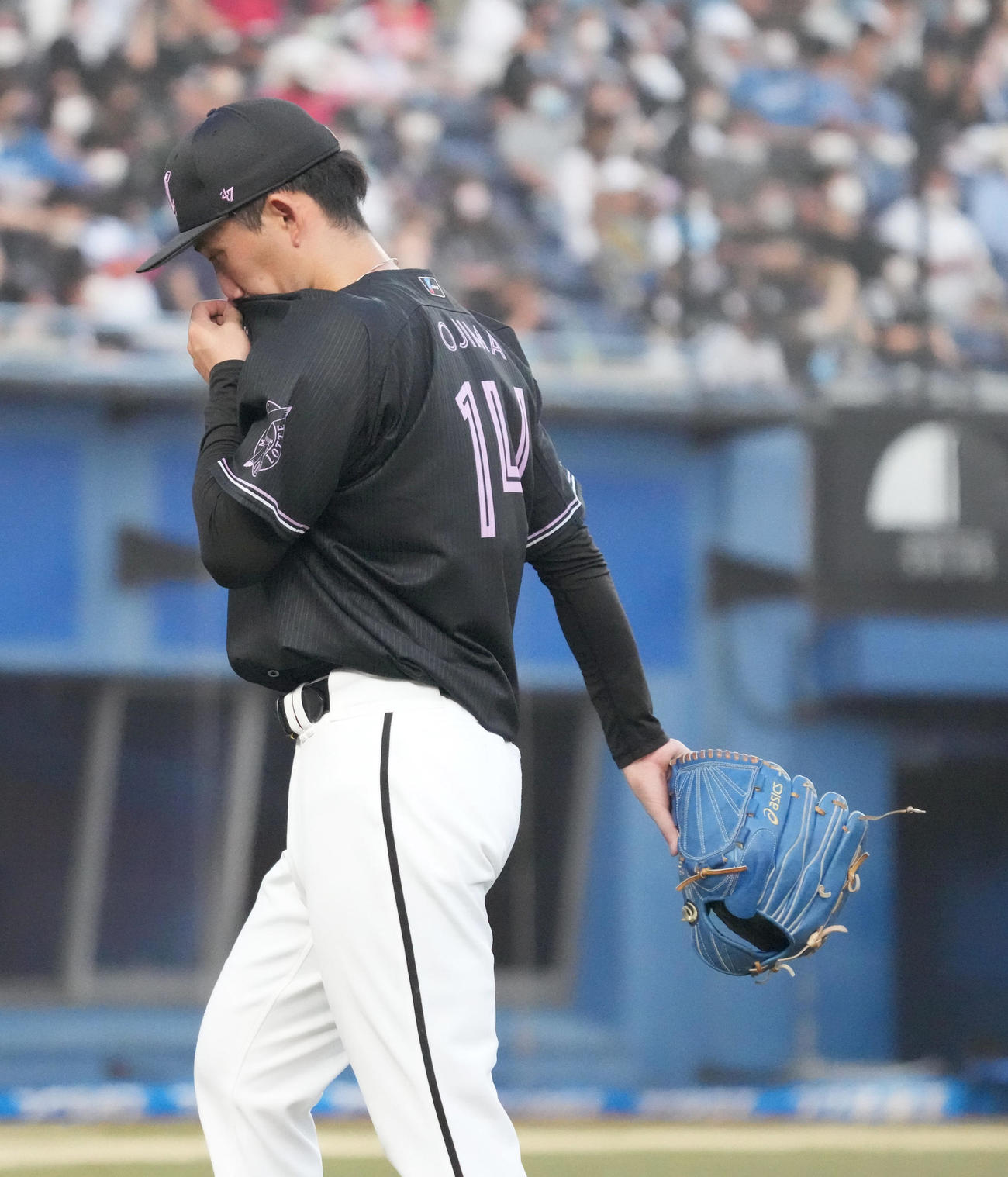 ロッテ対日本ハム　3回途中4失点で降板するロッテ先発の小島（撮影・小沢裕）