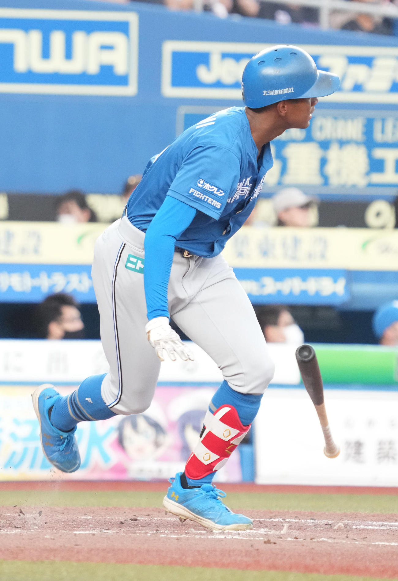 ロッテ対日本ハム　3回表日本ハム2死一、二塁、万波は左適時二塁打を放つ（撮影・小沢裕）