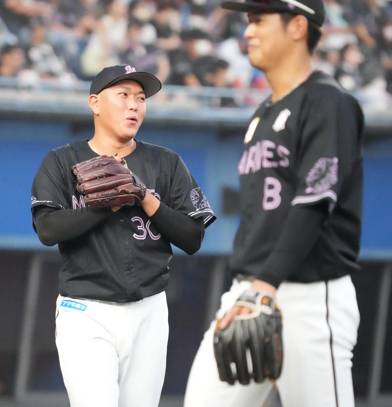 ロッテ対日本ハム　3回のピンチを無失点でしのぎ笑顔を見せるロッテ2番手で登板した広畑（撮影・小沢裕）