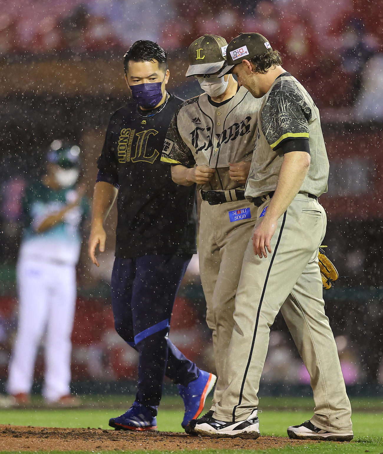 5回裏楽天無死一塁、雨が強くなりマウンドのエンス（右）のもとに歩み寄り自らのユニホームで手を拭かせる豊田投手コーチ（中央）（撮影・垰建太）