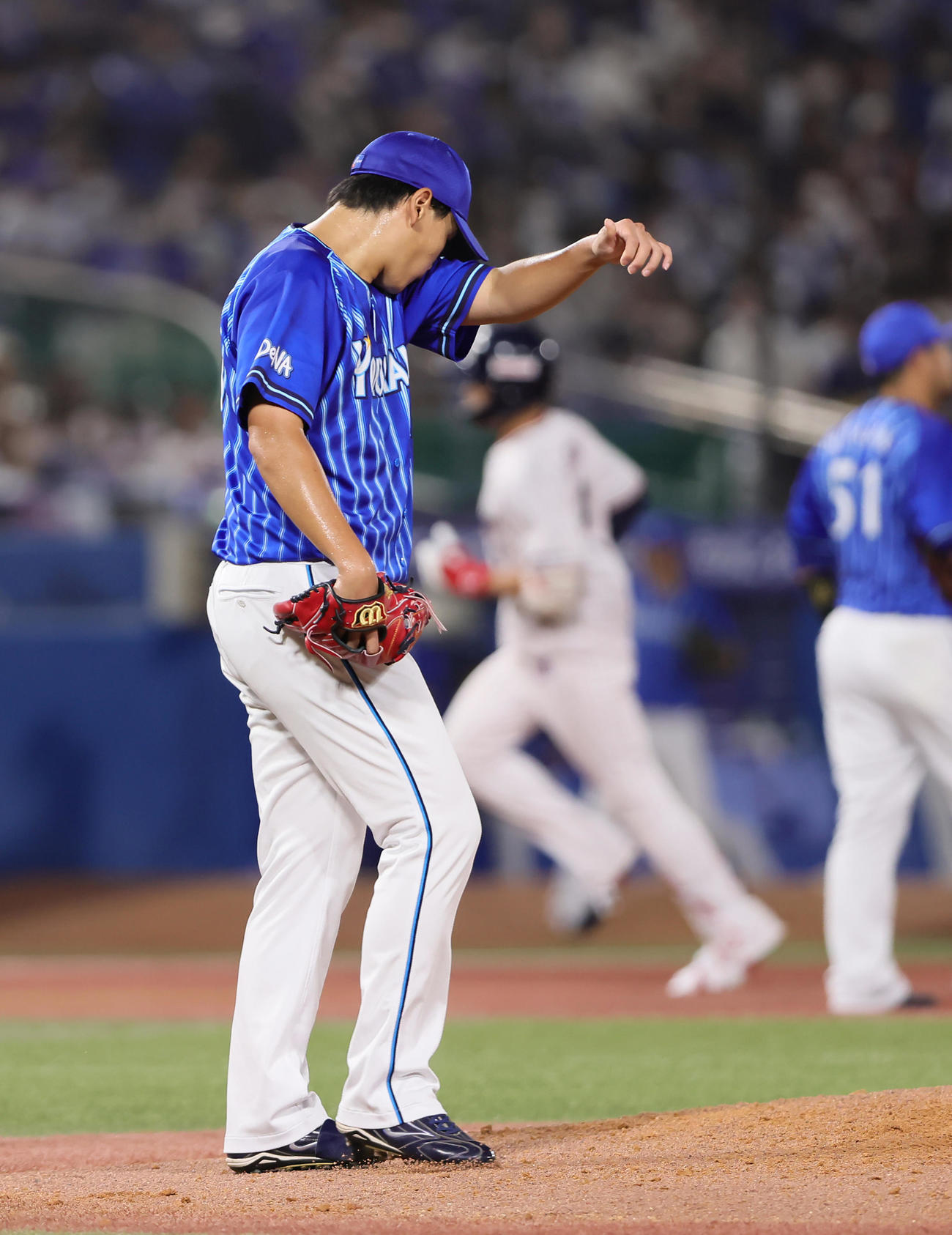 ヤクルト対DeNA  4回裏ヤクルト無死一塁、塩見（後方左）に右越え2点本塁打を許した坂本（撮影・足立雅史）