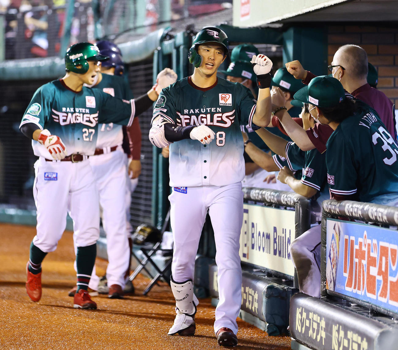 楽天対西武　7回裏楽天無死二塁、右越え2点本塁打を放ちナインの出迎えを受ける辰己（中央）と岡島（左）（撮影・垰建太）