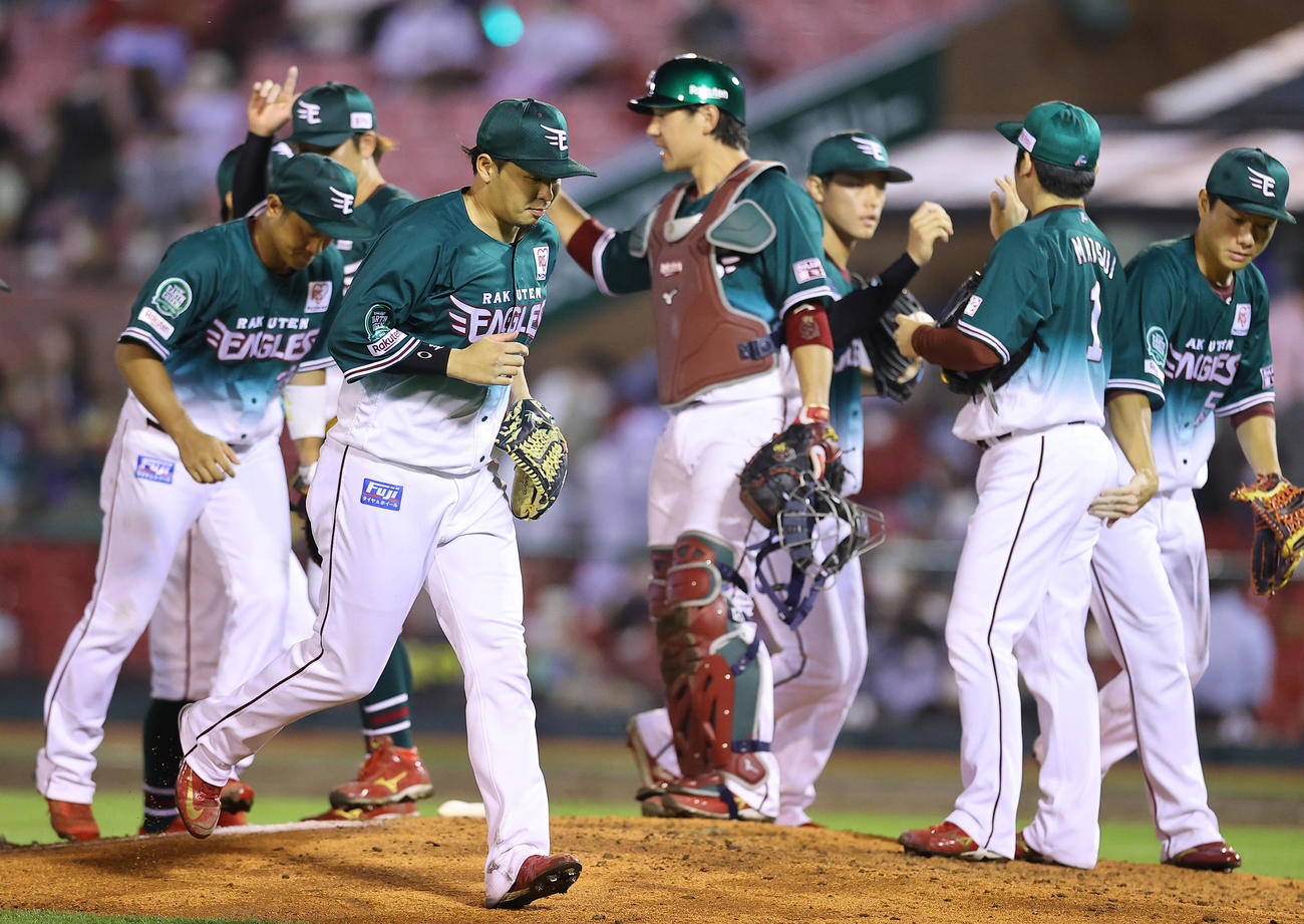 楽天対西武　西武に勝利しタッチを交わす楽天ナイン（撮影・垰建太）