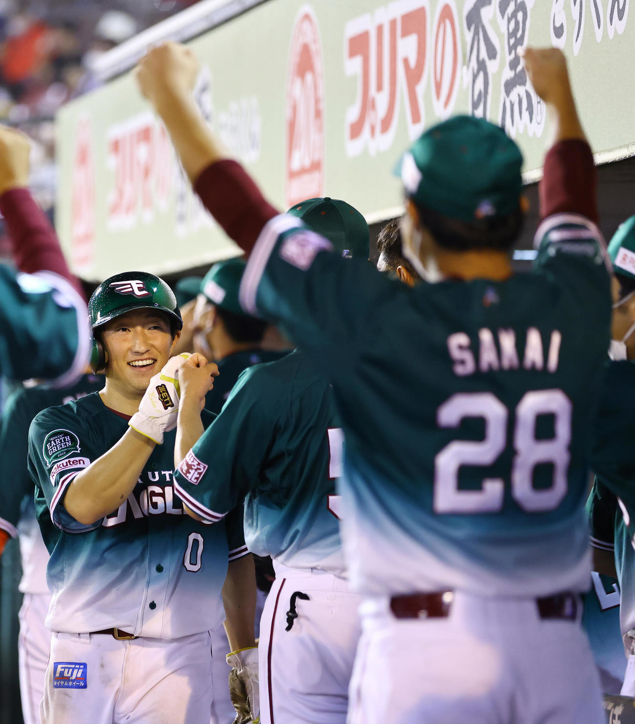 楽天対西武　8回裏楽天1死三塁、浅村の犠飛で生還しナインの出迎えを受ける小深田（撮影・垰建太）