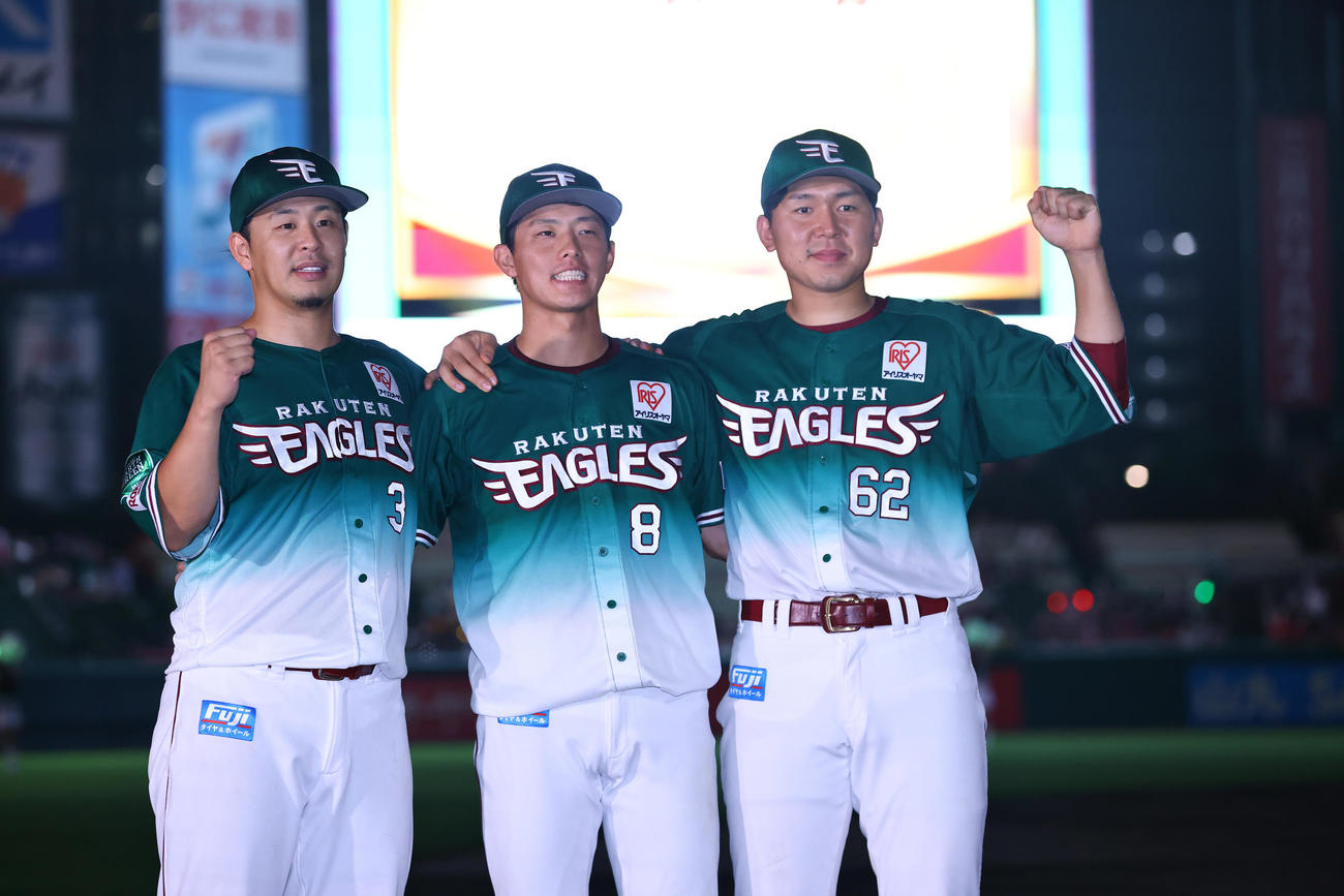楽天対西武　試合に勝利し笑顔で写真に納まるヒーローの楽天浅村（左）、辰己（中央）、西口（撮影・垰建太）