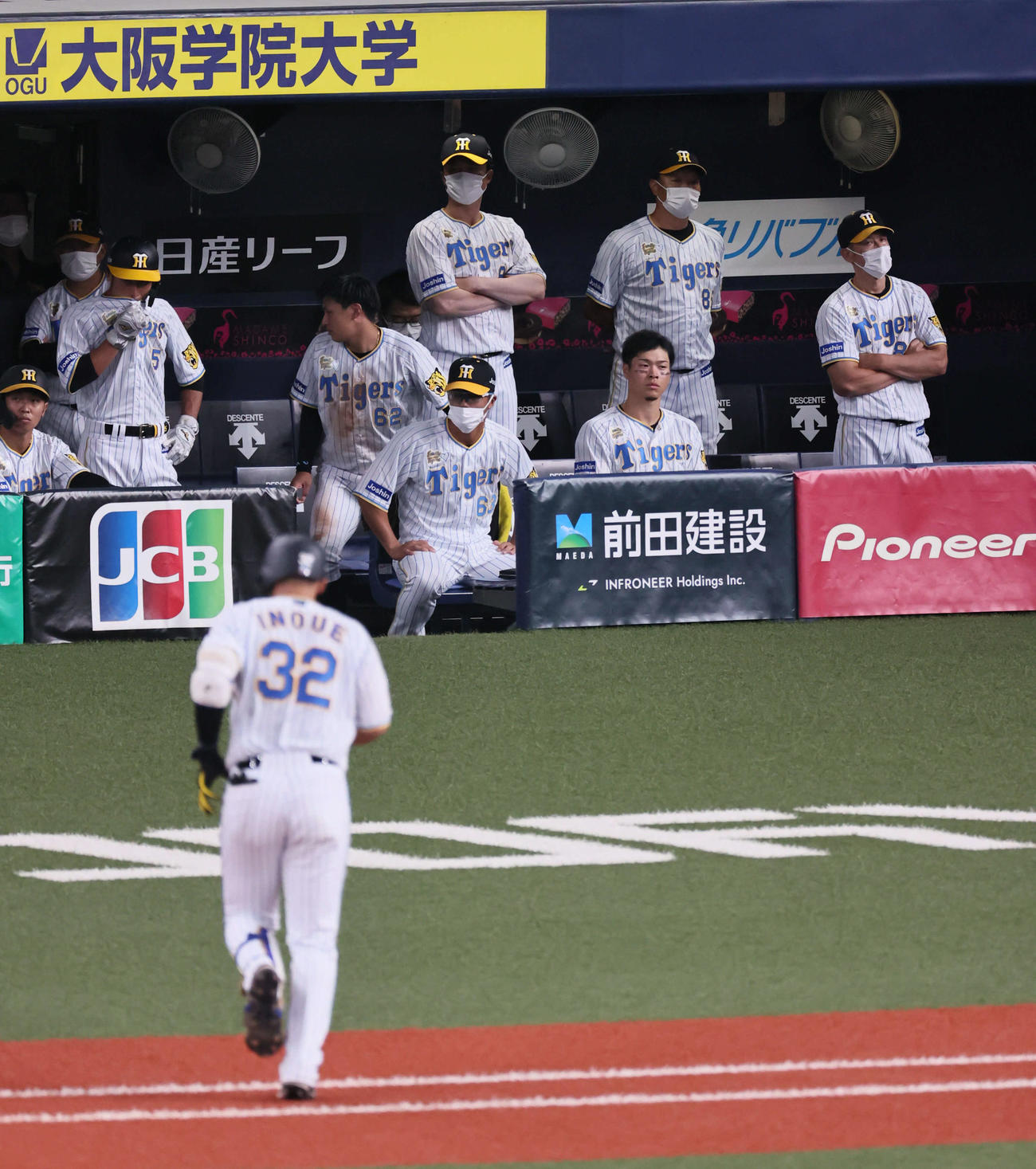 阪神対中日　9回裏阪神1死、井上は右邪飛に倒れ、矢野監督（右）も渋い表情（撮影・宮崎幸一）