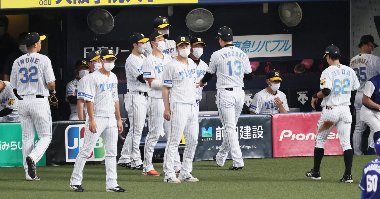 阪神対中日　9回表中日攻撃終了、1点を失った岩崎（右から4人目）と落胆する矢野監督（同3人目）ら（撮影・宮崎幸一）