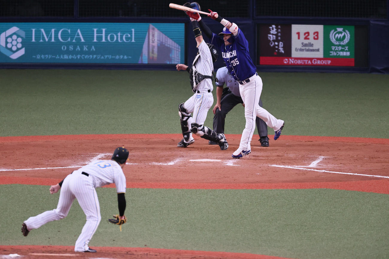 阪神対中日　9回表中日1死一、三塁、木下の3バントスクイズは失敗するも、岩崎の投球は高く浮き、梅野も捕れずに勝ち越し点を献上する（撮影・宮崎幸一）