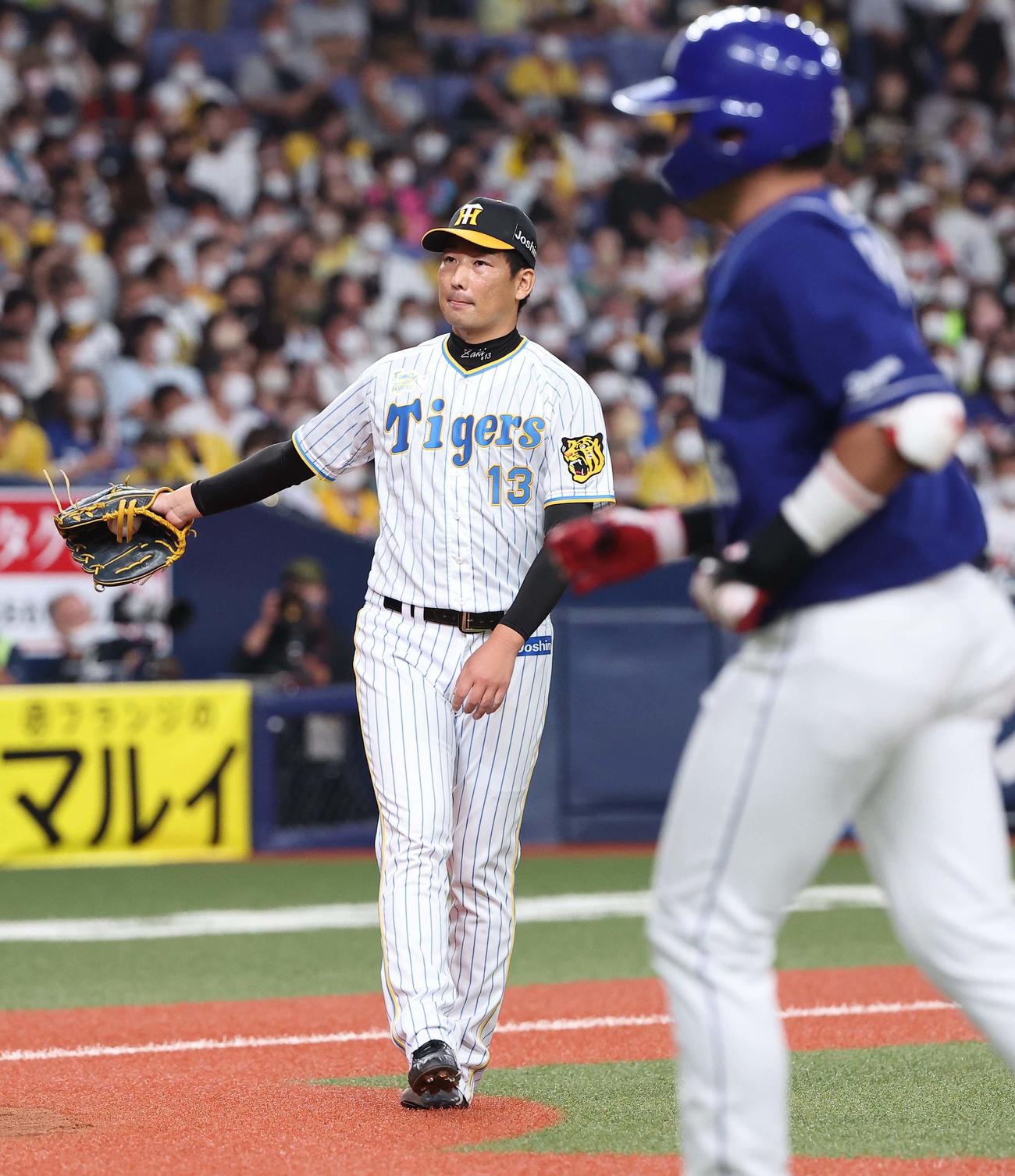 阪神対中日　9回表中日1死一、三塁、三好の本盗で勝ち越しを許す岩崎（撮影・上田博志）