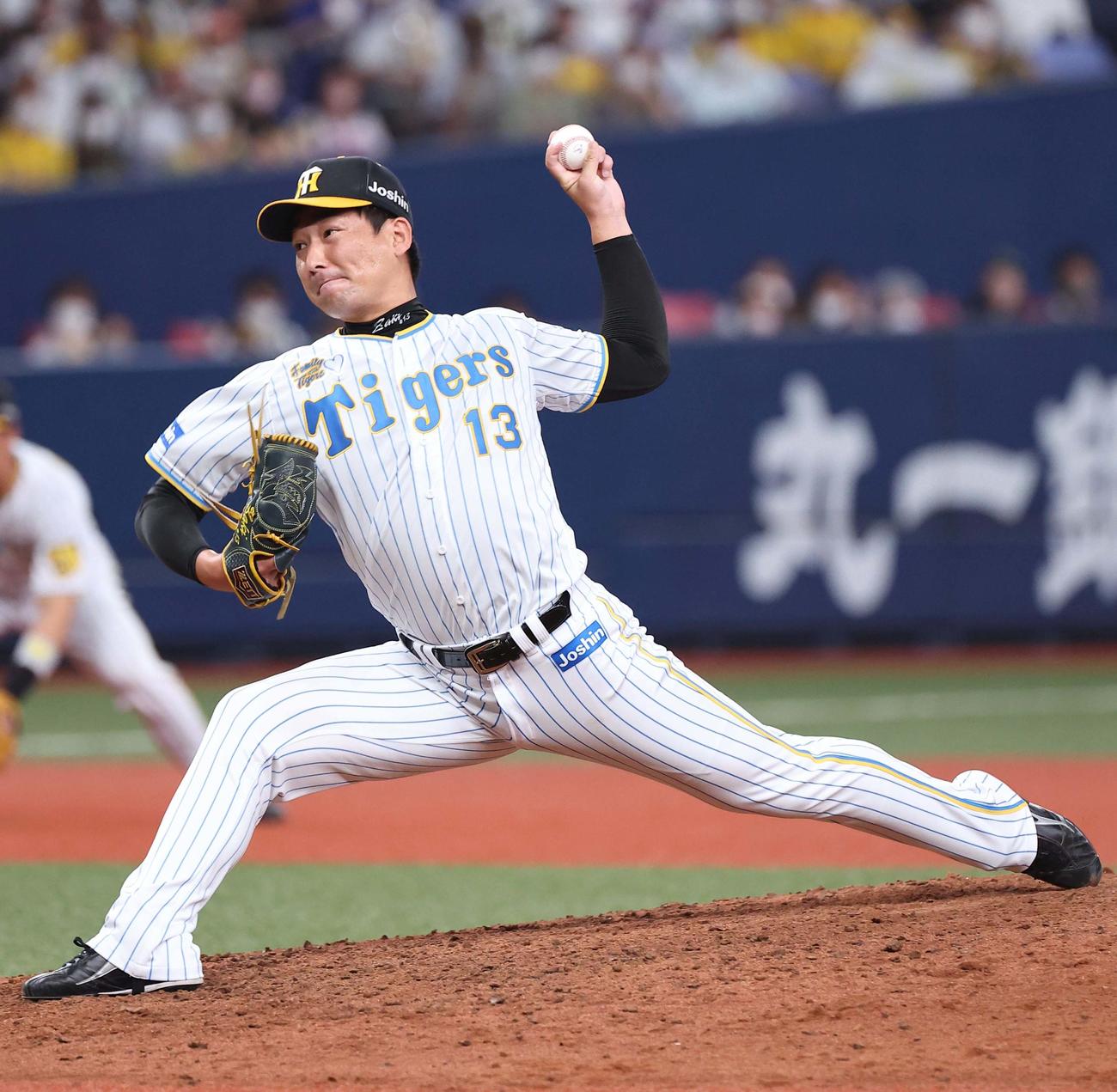 阪神対中日　阪神5番手で登板する岩崎（撮影・上田博志）