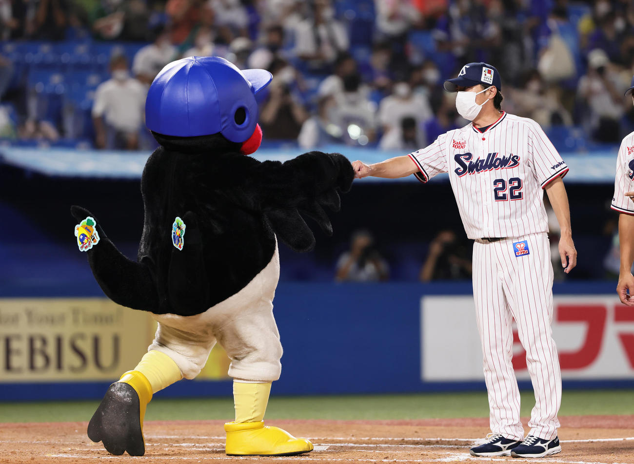 ヤクルト対DeNA　勝利し、つば九郎とグータッチを交わすヤクルト高津監督（撮影・足立雅史）