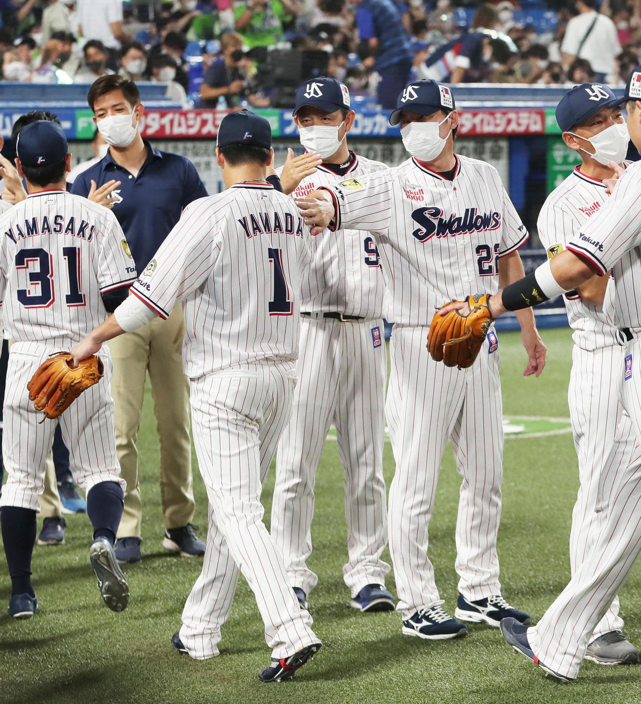 ヤクルト対DeNA　勝利したヤクルト高津監督（右）は山田の肩をたたきねぎらう（撮影・足立雅史）