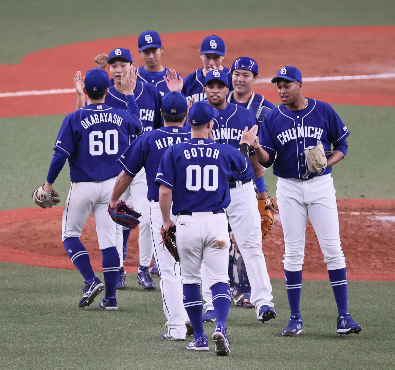 阪神対中日　3連勝を祝う中日ナイン（撮影・宮崎幸一）