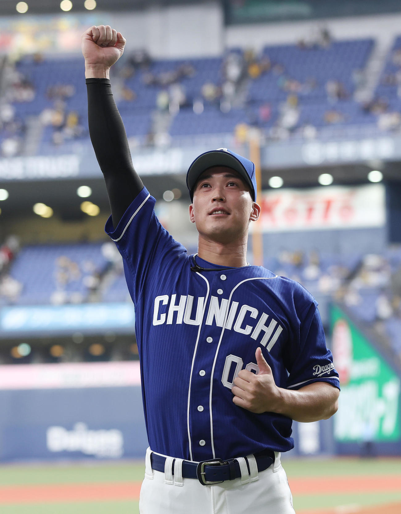 阪神対中日　ヒーローインタビューを終え、昇天ポーズを決める中日後藤（撮影・前田充）