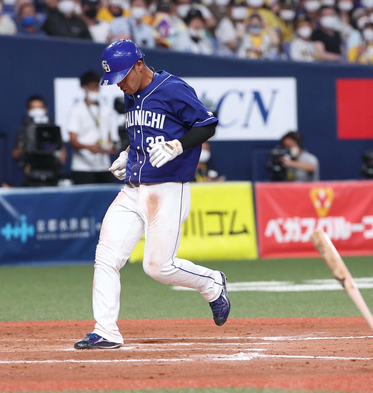 阪神対中日　9回表中日1死一、三塁、三好は本盗に成功する（撮影・上田博志）
