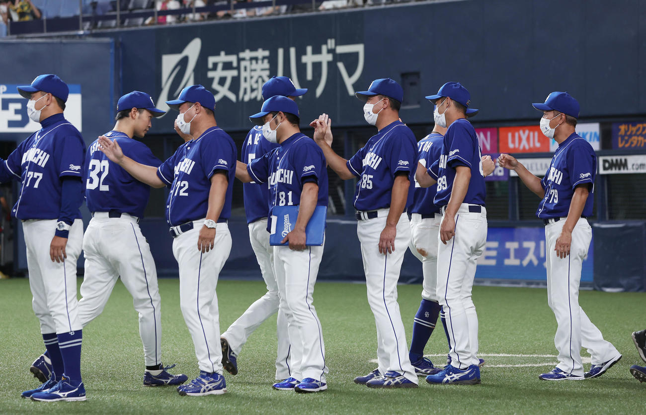 阪神対中日　阪神に3連勝し、ナインを迎える中日立浪監督（右端）（撮影・前田充）