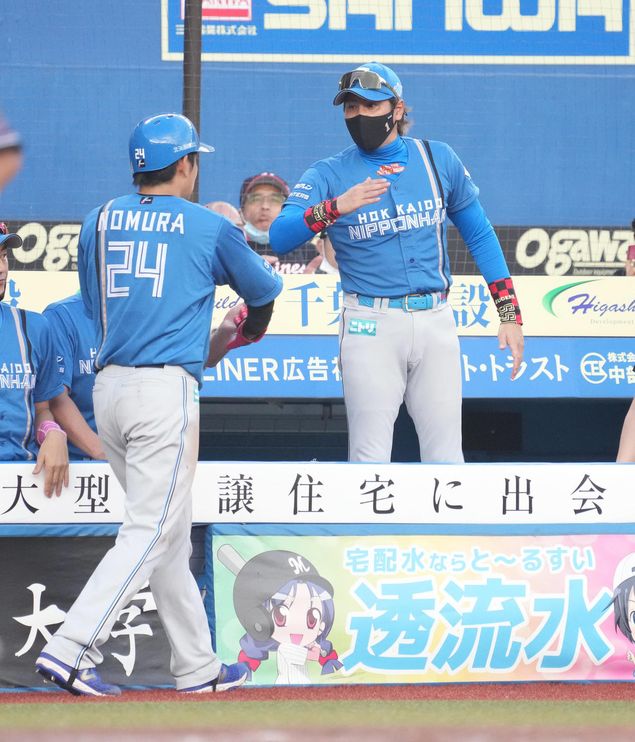 ロッテ対日本ハム　3回表日本ハム2死二、三塁、今川の中2点適時二塁打で生還した野村（左）を祝福する新庄監督（撮影・小沢裕）