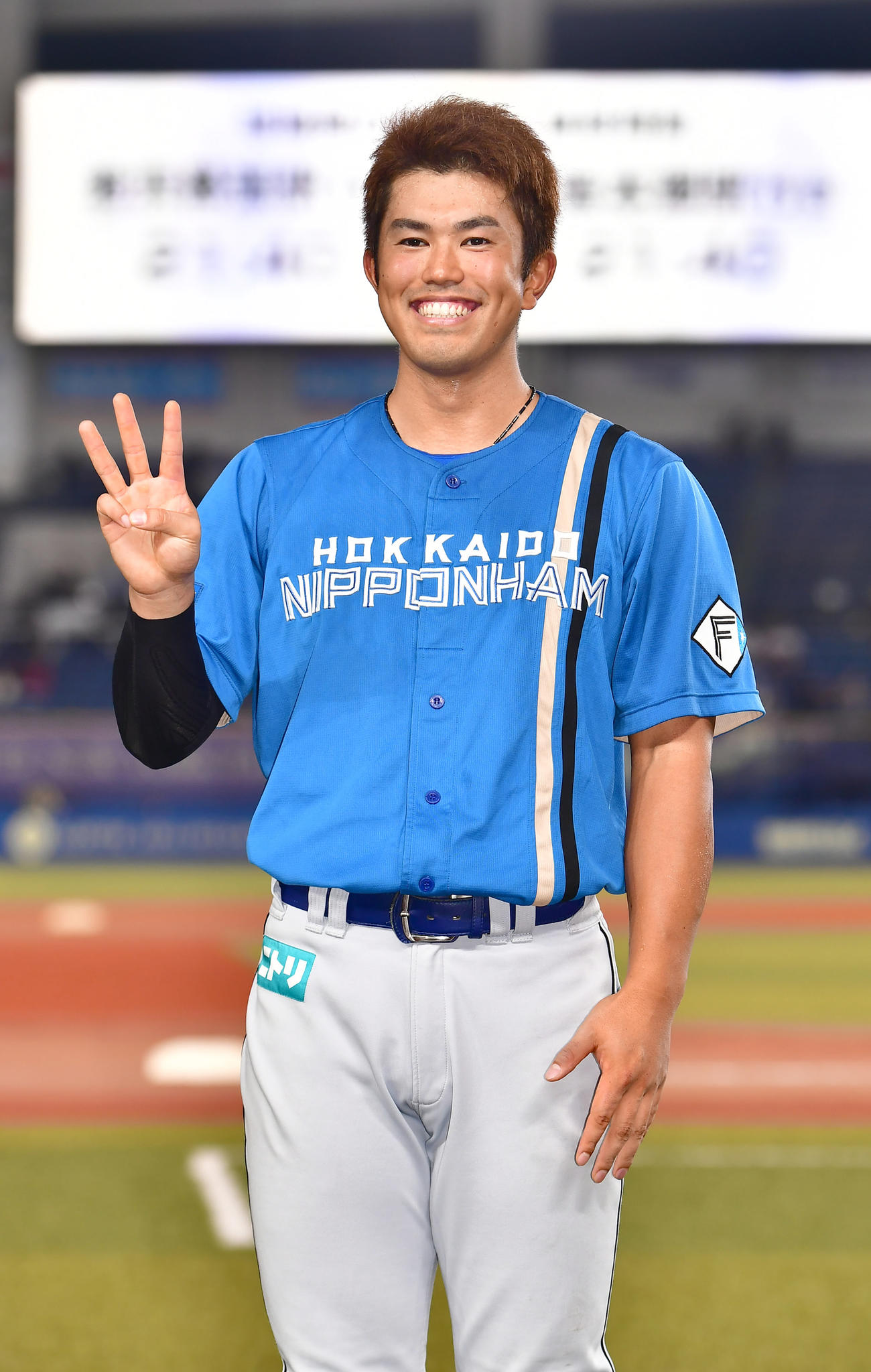 ロッテ対日本ハム　3打点の活躍で勝利に貢献した日本ハム今川は笑顔で「3」のポーズ（撮影・小沢裕）