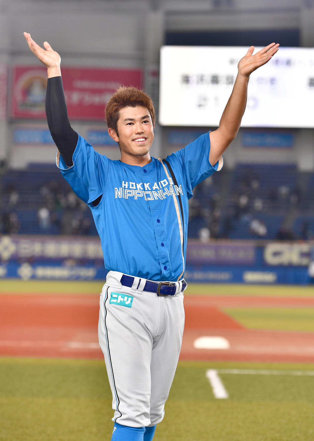 ロッテ対日本ハム　ヒーローインタビューを終えファンの声援に応える日本ハム今川（撮影・小沢裕）