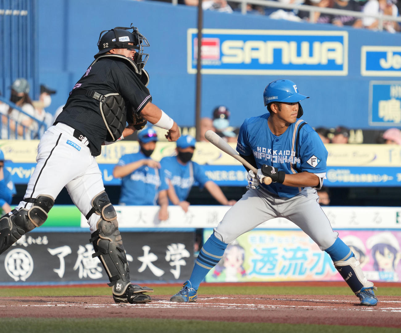 ロッテ対日本ハム　1回表日本ハム2死一、三塁、一塁走者の野村が盗塁を企図し二塁へ送球するロッテ佐藤都。打者今川（撮影・小沢裕）
